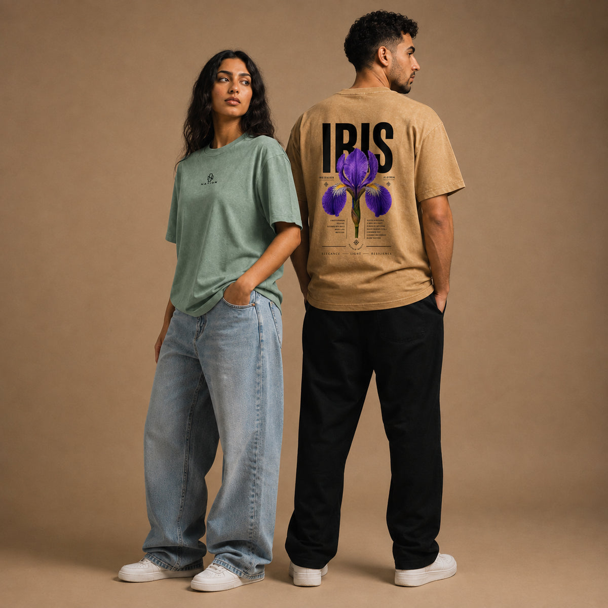 T-shirts Iris d’Alger vert et beige portés de face et de dos