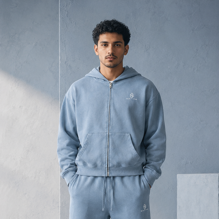 Sweat zippé Sirocco bleu délavé porté de face avec pantalon assorti