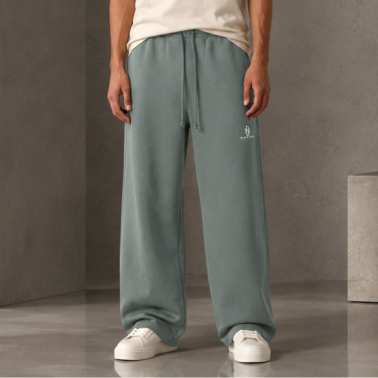 Pantalon Essentiel vert gris en molleton épais porté de face