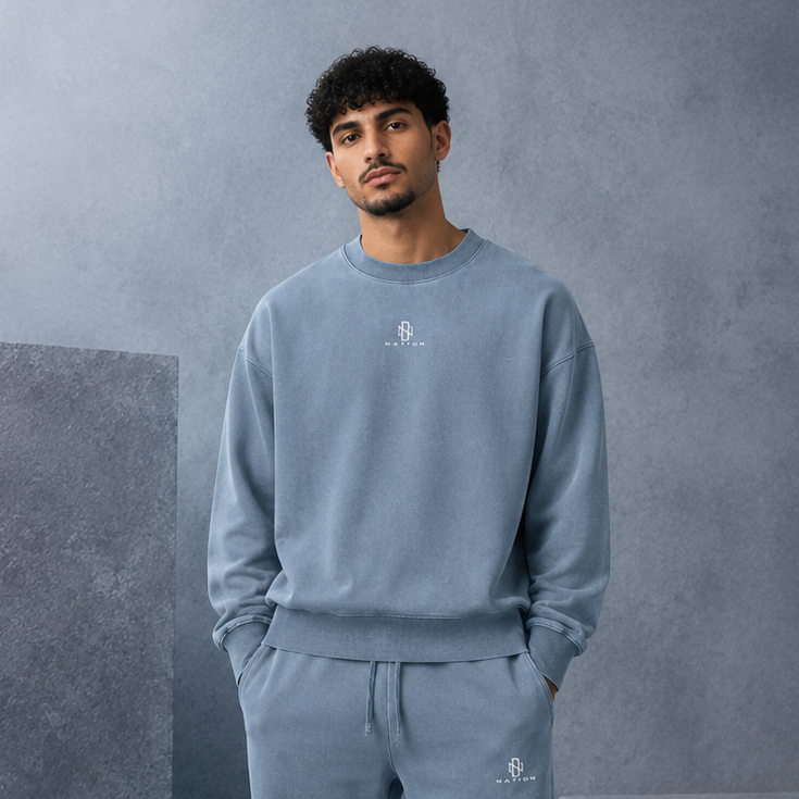 Sweat Sirocco bleu délavé porté de face avec pantalon assorti