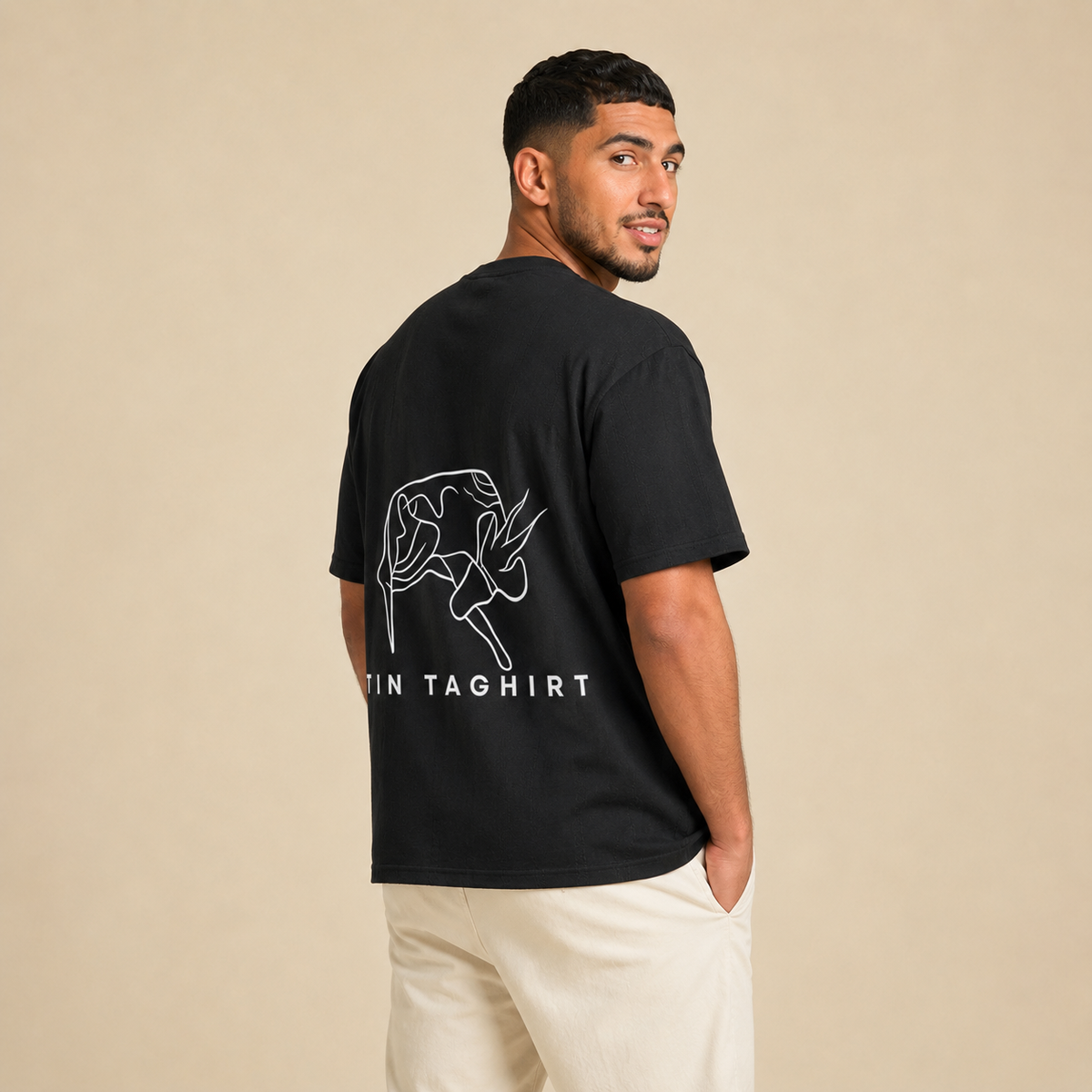 T-shirt Tin Taghirt noir avec design inspiré des gravures du Tassili imprimé au dos