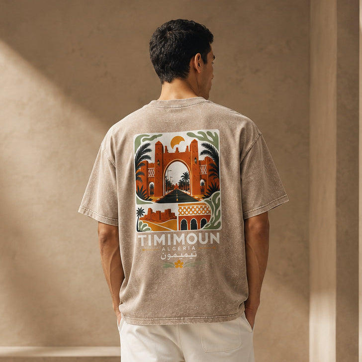 T-shirt Timimoun beige délavé avec grande illustration de Timimoun imprimée au dos