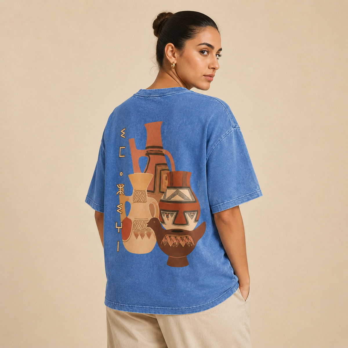 T-shirt Amazigh bleu délavé avec design inspiré de l’artisanat amazigh imprimé au dos