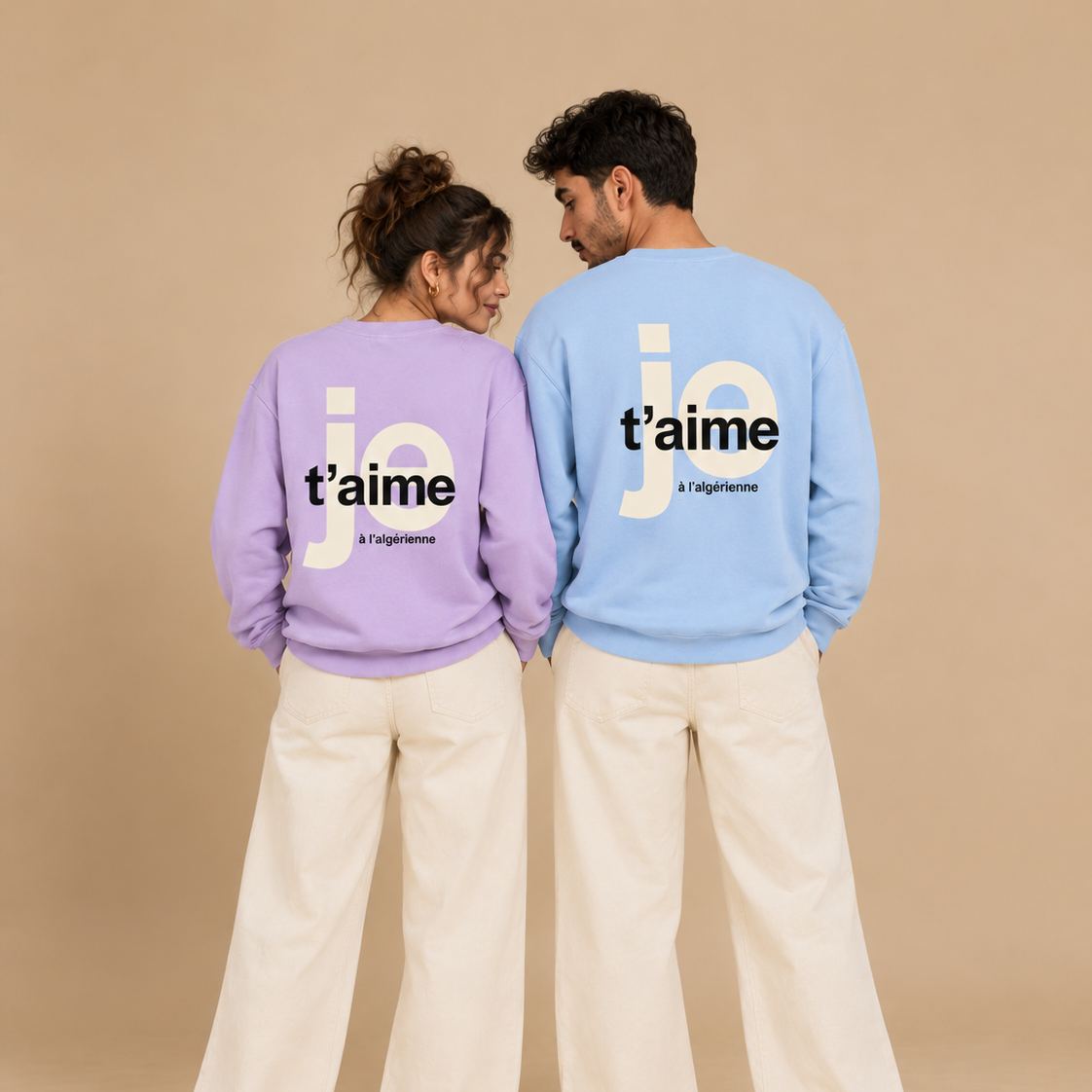 Couple maghrébin de dos portant les sweats épais Je t’aime à l’algérienne lavande et bleu