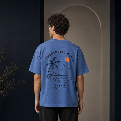T-shirt Les Andalouses bleu avec illustration méditerranéenne imprimée au dos