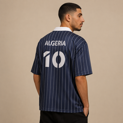 Maillot Djazaïr rayé bleu porté de dos, floquage ALGERIA et numéro 10