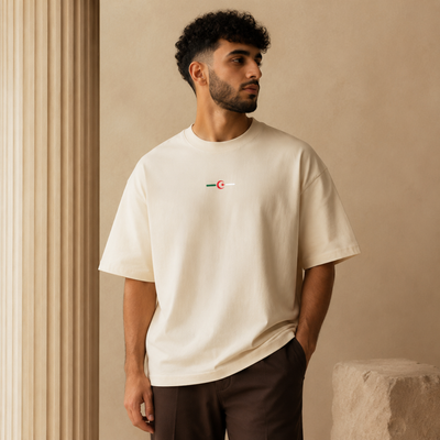 T-shirt Hilal Line écru avec motif algérien minimaliste porté de face