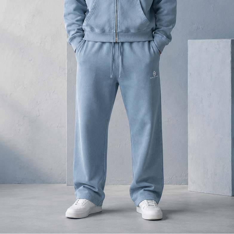 Pantalon Sirocco bleu délavé porté de face, coupe large et taille à cordon