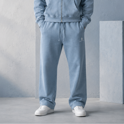 Pantalon Sirocco bleu délavé porté de face, coupe large et taille à cordon
