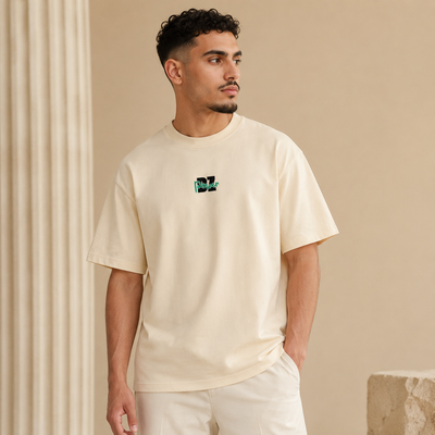 T-shirt DZ Power écru avec motif vert et noir porté de face