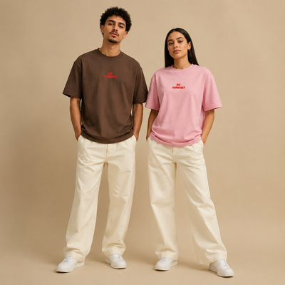 T-shirts DZ Mindset brun et rose portés par un homme et une femme