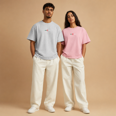 T-shirts Hilal Line gris clair et rose portés de face