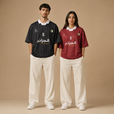Maillots Djazaïr rayés noir et bordeaux portés de face par un homme et une femme