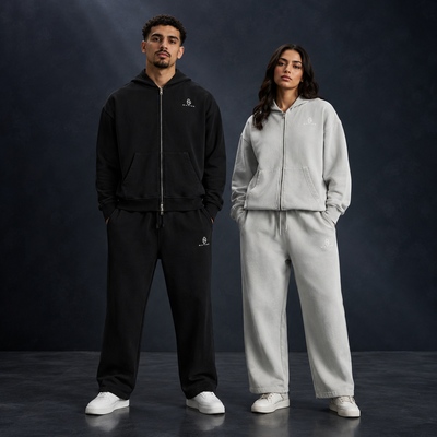 Sweats zippés Sirocco noir et écru portés avec pantalons assortis