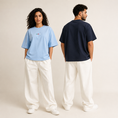 T-shirts Hilal Line bleu clair et bleu marine portés de face