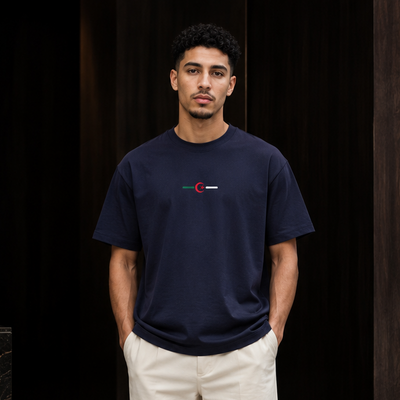 T-shirt Hilal Line bleu marine avec motif vert blanc rouge porté de face