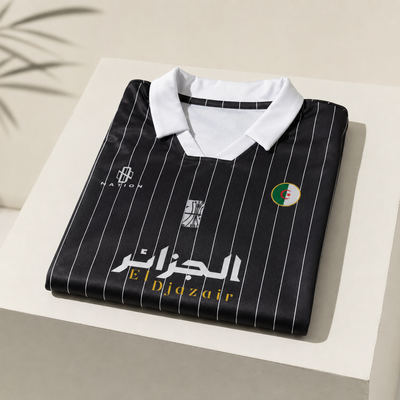 Maillot Djazaïr rayé noir plié à plat, col polo et lettrage blanc