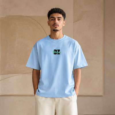 T-shirt DZ Power bleu clair avec motif vert et noir porté de face