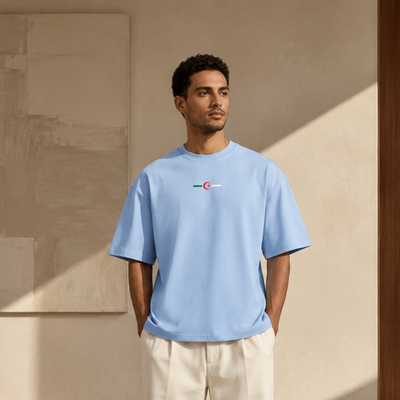 T-shirt Hilal Line bleu clair avec motif vert blanc rouge porté de face