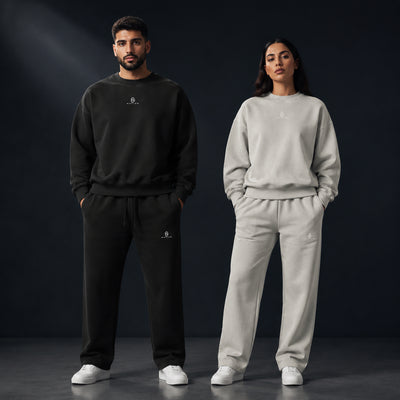 Sweats Sirocco noir et écru portés avec pantalons assortis