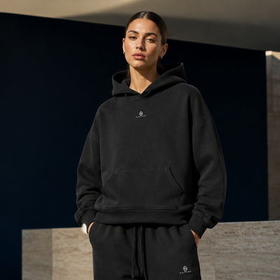 Sweat à capuche Sirocco noir porté de face