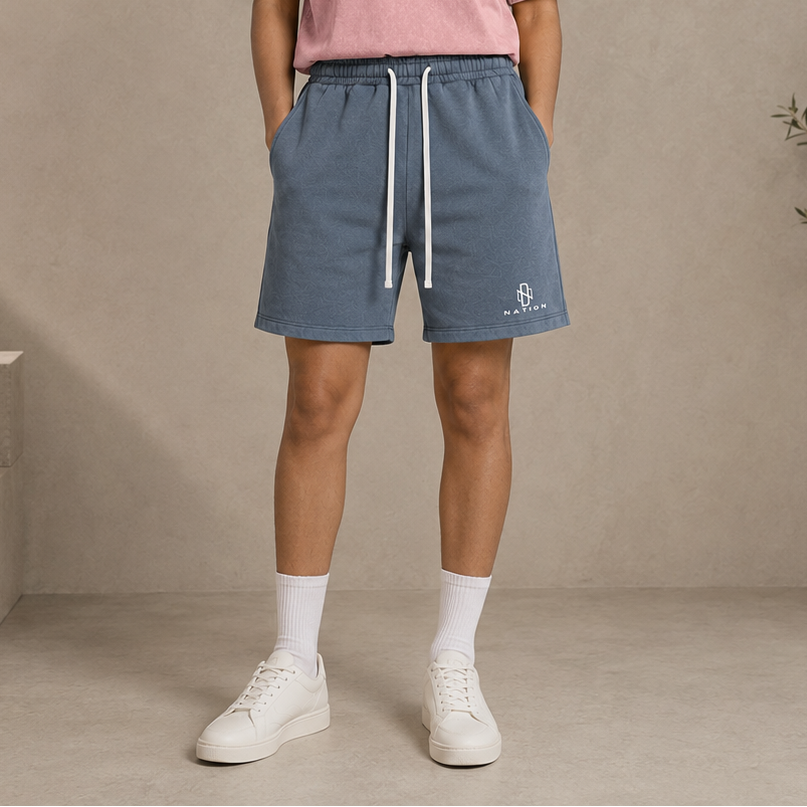 Short Délavé bleu gris porté de face avec cordon blanc