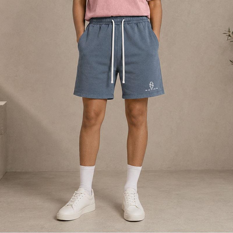 Short Délavé bleu gris porté de face avec cordon blanc