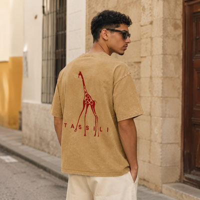 T-shirt Tassili ocre avec design girafe rouge porté de dos