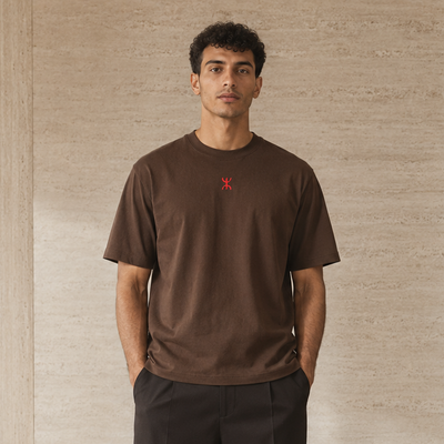 T-shirt Yaz brun avec symbole amazigh rouge porté de face