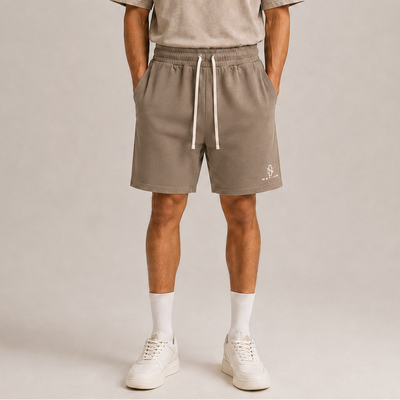 Short Essentiel taupe porté de face avec cordon blanc
