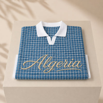 Gros plan en dorée Algeria sur le polo Zellige bleu