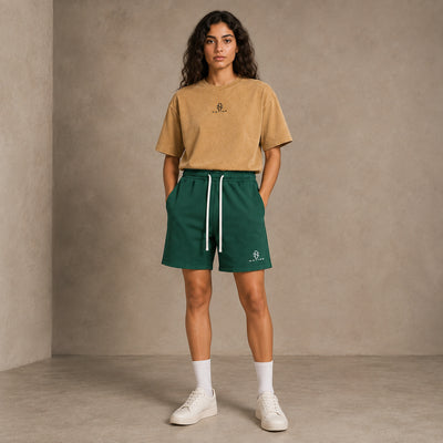 Short Délavé vert porté par une femme