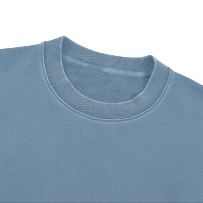 Détail du col rond et du coton délavé du sweat Sirocco bleu
