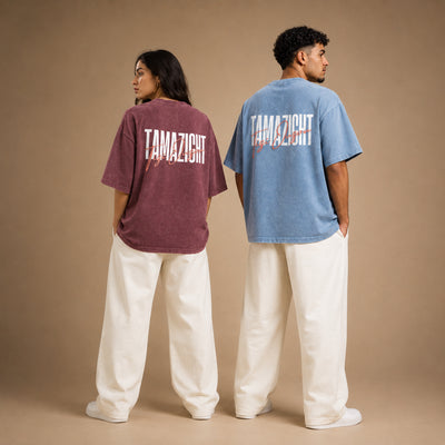 T-shirts Tamazight bordeaux et bleu portés de dos