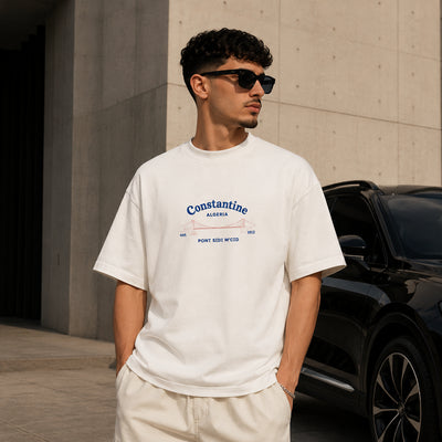 T-shirt Constantine blanc avec design bleu porté de face