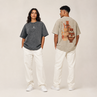 T-shirts Amazigh anthracite et écru présentés de face et de dos