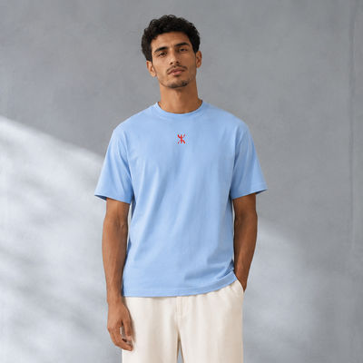 T-shirt Yaz bleu clair avec symbole Yaz rouge porté de face