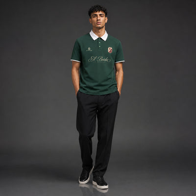 Polo El Beida vert porté de face, script doré et écusson national