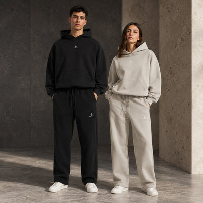 Sweats à capuche Sirocco noir et écru portés avec les pantalons assortis
