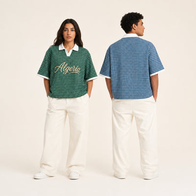 Polo Zellige porté en bleu et en vert, plan en pied