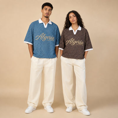 Polo Zellige porté en bleu et en marron, plan en pied