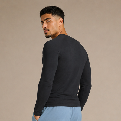 T-shirt Performance manches longues noir présenté de profil