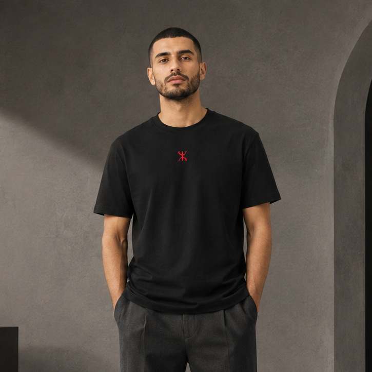T-shirt Yaz noir avec symbole rouge porté de face