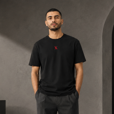 T-shirt Yaz noir avec symbole rouge porté de face