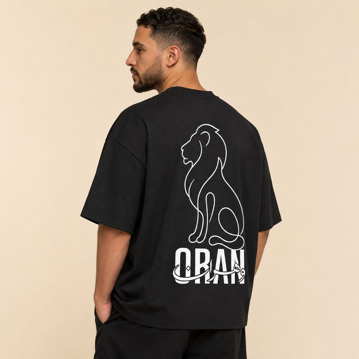 T-shirt Oran noir avec grand lion blanc imprimé au dos