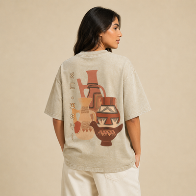 T-shirt Amazigh écru avec motifs géométriques aux tons terre cuite porté de dos