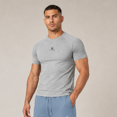 T-shirt Performance gris ajusté porté de face