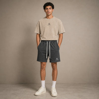 Short Délavé anthracite porté avec t-shirt beige