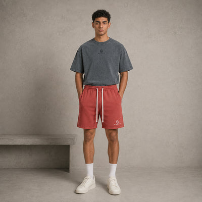 Short Délavé rouge porté de face
