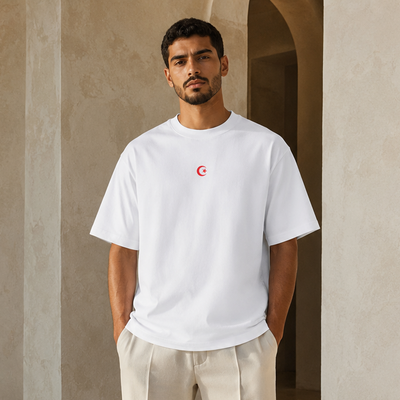 T-shirt Hilal blanc avec croissant et étoile rouges porté de face